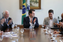 O governador Carlos Massa Ratinho Junior assinou nesta segunda-feira (6) decreto que prorroga os benefícios fiscais do Imposto sobre Circulação de Mercadorias e Serviços (ICMS) ao setor produtivo de todo o Estado. A medida beneficia setores como a agropecuária e indústria e busca manter a competitividade de mercado de diversos produtos paranaenses. Foto: José Fernando Ogura/ANPr - 06/05/2019