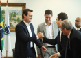 O governador Carlos Massa Ratinho Junior assinou nesta segunda-feira (6) decreto que prorroga os benefícios fiscais do Imposto sobre Circulação de Mercadorias e Serviços (ICMS) ao setor produtivo de todo o Estado. A medida beneficia setores como a agropecuária e indústria e busca manter a competitividade de mercado de diversos produtos paranaenses. Foto: Rodrigo Felix Leal/ANPr - 06/05/2019