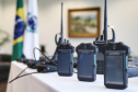 O governador Carlos Massa Ratinho Junior entregou nesta quarta-feira armas, rádios comunicadores e veículos de escolta ao Departamento Penitenciário do Paraná (Depen). O objetivo é equipar e modernizar o sistema prisional do Estado. Curitiba, 08/05/2019. Foto: José Fernando Ogura/ANPr