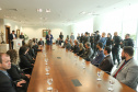 O governador Carlos Massa Ratinho Junior entregou nesta quarta-feira (8), em cerimônia no Palácio Iguaçu, novas armas, rádios comunicadores e veículos de escolta ao Departamento Penitenciário do Paraná (Depen). Foto: Rodrigo Felix Leal/ANPr