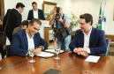 O governador Carlos Massa Ratinho Junior e o CEO da Volkswagen América Latina, Pablo Di Si, anunciam investimentos em ação social. Foto: Rodrigo Felix Leal/ANPr