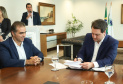 O governador Carlos Massa Ratinho Junior e o CEO da Volkswagen América Latina, Pablo Di Si, anunciam investimentos em ação social. Foto: Rodrigo Felix Leal/ANPr