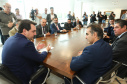 O governador Carlos Massa Ratinho Junior e o CEO da Volkswagen América Latina, Pablo Di Si, anunciam investimentos em ação social. Foto: Rodrigo Felix Leal/ANPr