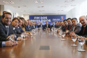 A Proposta de Emenda Constitucional (PEC) que põe fim à aposentadoria vitalícia de governadores será promulgada nesta quarta-feira (29) em solenidade, no Palácio Iguaçu pelo governador Carlos Massa Ratinho Junior. Participaram: presidente da Assembleia Legislativa, dep. Ademar Traiano e vários deputados estaduais.Curitiba, 29-05-19.Foto: Arnaldo Alves / ANPr.