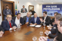 A Proposta de Emenda Constitucional (PEC) que põe fim à aposentadoria vitalícia de governadores será promulgada nesta quarta-feira (29) em solenidade, no Palácio Iguaçu pelo governador Carlos Massa Ratinho Junior. Participaram: presidente da Assembleia Legislativa, dep. Ademar Traiano e vários deputados estaduais.Curitiba, 29-05-19.Foto: Arnaldo Alves / ANPr.