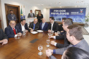 A Proposta de Emenda Constitucional (PEC) que põe fim à aposentadoria vitalícia de governadores será promulgada nesta quarta-feira (29) em solenidade, no Palácio Iguaçu pelo governador Carlos Massa Ratinho Junior. Participaram: presidente da Assembleia Legislativa, dep. Ademar Traiano e vários deputados estaduais.Curitiba, 29-05-19.Foto: Arnaldo Alves / ANPr.