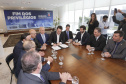 A Proposta de Emenda Constitucional (PEC) que põe fim à aposentadoria vitalícia de governadores será promulgada nesta quarta-feira (29) em solenidade, no Palácio Iguaçu pelo governador Carlos Massa Ratinho Junior. Participaram: presidente da Assembleia Legislativa, dep. Ademar Traiano e vários deputados estaduais.Curitiba, 29-05-19.Foto: Arnaldo Alves / ANPr.