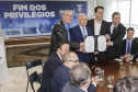 A Proposta de Emenda Constitucional (PEC) que põe fim à aposentadoria vitalícia de governadores será promulgada nesta quarta-feira (29) em solenidade, no Palácio Iguaçu pelo governador Carlos Massa Ratinho Junior. Participaram: presidente da Assembleia Legislativa, dep. Ademar Traiano e vários deputados estaduais.Curitiba, 29-05-19.Foto: Arnaldo Alves / ANPr.