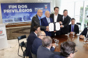A Proposta de Emenda Constitucional (PEC) que põe fim à aposentadoria vitalícia de governadores será promulgada nesta quarta-feira (29) em solenidade, no Palácio Iguaçu pelo governador Carlos Massa Ratinho Junior. Participaram: presidente da Assembleia Legislativa, dep. Ademar Traiano e vários deputados estaduais.Curitiba, 29-05-19.Foto: Arnaldo Alves / ANPr.
