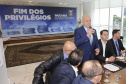A Proposta de Emenda Constitucional (PEC) que põe fim à aposentadoria vitalícia de governadores será promulgada nesta quarta-feira (29) em solenidade, no Palácio Iguaçu pelo governador Carlos Massa Ratinho Junior. Participaram: presidente da Assembleia Legislativa, dep. Ademar Traiano e vários deputados estaduais.Curitiba, 29-05-19.Foto: Arnaldo Alves / ANPr.