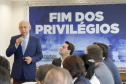 A Proposta de Emenda Constitucional (PEC) que põe fim à aposentadoria vitalícia de governadores será promulgada nesta quarta-feira (29) em solenidade, no Palácio Iguaçu pelo governador Carlos Massa Ratinho Junior. Participaram: presidente da Assembleia Legislativa, dep. Ademar Traiano e vários deputados estaduais.Curitiba, 29-05-19.Foto: Arnaldo Alves / ANPr.