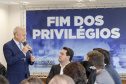 A Proposta de Emenda Constitucional (PEC) que põe fim à aposentadoria vitalícia de governadores será promulgada nesta quarta-feira (29) em solenidade, no Palácio Iguaçu pelo governador Carlos Massa Ratinho Junior. Participaram: presidente da Assembleia Legislativa, dep. Ademar Traiano e vários deputados estaduais.Curitiba, 29-05-19.Foto: Arnaldo Alves / ANPr.