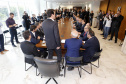 A Proposta de Emenda Constitucional (PEC) que põe fim à aposentadoria vitalícia de governadores será promulgada nesta quarta-feira (29) em solenidade, no Palácio Iguaçu pelo governador Carlos Massa Ratinho Junior. Participaram: presidente da Assembleia Legislativa, dep. Ademar Traiano e vários deputados estaduais.Curitiba, 29-05-19.Foto: Arnaldo Alves / ANPr.