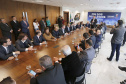 A Proposta de Emenda Constitucional (PEC) que põe fim à aposentadoria vitalícia de governadores será promulgada nesta quarta-feira (29) em solenidade, no Palácio Iguaçu pelo governador Carlos Massa Ratinho Junior. Participaram: presidente da Assembleia Legislativa, dep. Ademar Traiano e vários deputados estaduais.Curitiba, 29-05-19.Foto: Arnaldo Alves / ANPr.