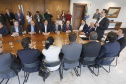 A Proposta de Emenda Constitucional (PEC) que põe fim à aposentadoria vitalícia de governadores será promulgada nesta quarta-feira (29) em solenidade, no Palácio Iguaçu pelo governador Carlos Massa Ratinho Junior. Participaram: presidente da Assembleia Legislativa, dep. Ademar Traiano e vários deputados estaduais.Curitiba, 29-05-19.Foto: Arnaldo Alves / ANPr.