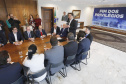 A Proposta de Emenda Constitucional (PEC) que põe fim à aposentadoria vitalícia de governadores será promulgada nesta quarta-feira (29) em solenidade, no Palácio Iguaçu pelo governador Carlos Massa Ratinho Junior. Participaram: presidente da Assembleia Legislativa, dep. Ademar Traiano e vários deputados estaduais.Curitiba, 29-05-19.Foto: Arnaldo Alves / ANPr.