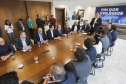 A Proposta de Emenda Constitucional (PEC) que põe fim à aposentadoria vitalícia de governadores será promulgada nesta quarta-feira (29) em solenidade, no Palácio Iguaçu pelo governador Carlos Massa Ratinho Junior. Participaram: presidente da Assembleia Legislativa, dep. Ademar Traiano e vários deputados estaduais.Curitiba, 29-05-19.Foto: Arnaldo Alves / ANPr.