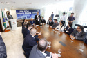 A Proposta de Emenda Constitucional (PEC) que põe fim à aposentadoria vitalícia de governadores será promulgada nesta quarta-feira (29) em solenidade, no Palácio Iguaçu pelo governador Carlos Massa Ratinho Junior. Participaram: presidente da Assembleia Legislativa, dep. Ademar Traiano e vários deputados estaduais.Curitiba, 29-05-19.Foto: Arnaldo Alves / ANPr.