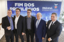 A Proposta de Emenda Constitucional (PEC) que põe fim à aposentadoria vitalícia de governadores será promulgada nesta quarta-feira (29) em solenidade, no Palácio Iguaçu pelo governador Carlos Massa Ratinho Junior. Participaram: presidente da Assembleia Legislativa, dep. Ademar Traiano e vários deputados estaduais.Curitiba, 29-05-19.Foto: Arnaldo Alves / ANPr.