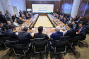 Representantes do Governo do Estado se reuniram nesta quarta-feira (29) com os deputados da base de apoio para apresentar a primeira versão do Banco de Projetos, que vai destinar R$ 375 milhões para licitar projetos executivos de grandes obras estruturais em todas as regiões do Estado. O chefe da Casa Civil, Guto Silva, coordenou a reunião  -  Curitiba, 29/05/2019  -  Foto: José Fernando Ogura/ANPr