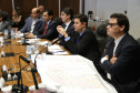 Representantes do Governo do Estado se reuniram nesta quarta-feira (29) com os deputados da base de apoio para apresentar a primeira versão do Banco de Projetos, que vai destinar R$ 375 milhões para licitar projetos executivos de grandes obras estruturais em todas as regiões do Estado. O chefe da Casa Civil, Guto Silva, coordenou a reunião  -  Curitiba, 29/05/2019  -  Foto: José Fernando Ogura/ANPr