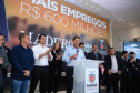 O Grupo Madero confirmou nesta quarta-feira (29), em cerimônia no Palácio Iguaçu, investimentos de R$ 600 milhões na ampliação das operações da empresa em Ponta Grossa, na região dos Campos Gerais. O anúncio foi feito pelo presidente do Grupo, Júnior Durski, ao lado do governador Carlos Massa Ratinho Junior e do apresentador Luciano Huck, sócio do empreendimento. - Curitiba, 29/05/2019 - Foto: Rodrigo Félix Leal/ANPr