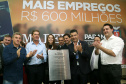 O Grupo Madero confirmou nesta quarta-feira (29), em cerimônia no Palácio Iguaçu, investimentos de R$ 600 milhões na ampliação das operações da empresa em Ponta Grossa, na região dos Campos Gerais. O anúncio foi feito pelo presidente do Grupo, Júnior Durski, ao lado do governador Carlos Massa Ratinho Junior e do apresentador Luciano Huck, sócio do empreendimento.  -  Curitiba, 29/05/2019  -  Foto Gilson Abreu/ANPr