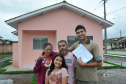 Dezessete famílias de Paranaguá receberam nesta quarta-feira (29) as chaves da casa própria. A partir de agora elas residem no Moradias Porto Seguro I, empreendimento que recebeu cerca de R$ 1,2 milhão de investimento, recursos financiados pelo Governo do Estado, por meio da Companhia de Habitação do Paraná (Cohapar). Foto:Bianca Breus / Cohapar