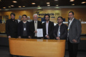 A Fomento Paraná e a FecomércioPR firmaram um protocolo de intenções com objetivo de incentivar sindicatos filiados à federação empresarial a aderir ao edital da instituição financeira estadual para credenciamento de correspondentes.

A assinatura aconteceu durante reunião de diretoria da FecomércioPR com o vice-governador, Darci Piana, e o diretor-presidente da Fomento Paraná, Heraldo Neves. Foto: Fomento Paraná