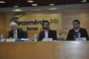A Fomento Paraná e a FecomércioPR firmaram um protocolo de intenções com objetivo de incentivar sindicatos filiados à federação empresarial a aderir ao edital da instituição financeira estadual para credenciamento de correspondentes.

A assinatura aconteceu durante reunião de diretoria da FecomércioPR com o vice-governador, Darci Piana, e o diretor-presidente da Fomento Paraná, Heraldo Neves. Foto: Fomento Paraná