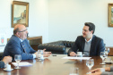 O governador Carlos Massa Ratinho Junior e o secretário do Planejamento e Projetos Estruturantes, Valdemar Bernardo Jorge, se reuniram nesta terça-feira (04) com Ignacio Socías, diretor de Relações Internacionais da Federação Internacional para o Desenvolvimento da Família, que possui status consultivo na Organização das Nações Unidas (ONU). Foi o primeiro passo para o estabelecimento de parcerias entre o Paraná e a instituição. Foto: Rodrigo Felix Leal/ANPr