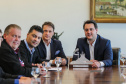 O governador Carlos Massa Ratinho Junior conheceu nesta quinta-feira (6) uma nova alternativa de energia limpa e mais econômica produzida 100% no Paraná. O diretor-presidente do Centro Internacional de Energias Renováveis – Biogás (CIBiogás), Rodrigo de Almeida Galvão, apresentou, em reunião no Palácio Iguaçu, o biometano, um biocombustível gasoso obtido a partir do processamento do biogás.  Curitiba, 06/06/2019 -Foto: Geraldo Bubniak/ANPr