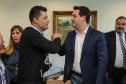 O governador Carlos Massa Ratinho Junior conheceu nesta quinta-feira (6) uma nova alternativa de energia limpa e mais econômica produzida 100% no Paraná. O diretor-presidente do Centro Internacional de Energias Renováveis – Biogás (CIBiogás), Rodrigo de Almeida Galvão, apresentou, em reunião no Palácio Iguaçu, o biometano, um biocombustível gasoso obtido a partir do processamento do biogás.  Curitiba, 06/06/2019 -Foto: Geraldo Bubniak/ANPr