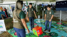 Aprender sobre sustentabilidade e ecologia com diversão e brincadeiras. Esta é a proposta dos Portos do Paraná para as ações da Semana do Meio Ambiente, que acontecem até o próximo sábado (15), no Aeroparque, em Paranaguá. Um grande jogo de tabuleiro leva os alunos da rede municipal e estadual de ensino para um passeio pela baía e desafia os conhecimentos de cada um sobre os temas.  -  Paranaguá, 11/-6/2019  -  Foto: Cláudio Neves/ANPr