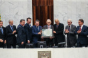 O governador Carlos Massa Ratinho Junior participa da entrega do título de Cidadão Honorário do Paraná ao senador Oriovisto Guimarães, na Assembleia Legislativa do Paraná Curitiba, 17/06/2019 -Foto: Geraldo Bubniak/ANPr