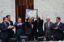O governador Carlos Massa Ratinho Junior participa da entrega do título de Cidadão Honorário do Paraná ao senador Oriovisto Guimarães, na Assembleia Legislativa do Paraná Curitiba, 17/06/2019 -Foto: Geraldo Bubniak/ANPr