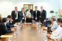 O governador Carlos Massa Ratinho Junior afirmou nesta terça-feira (25), no Palácio Iguaçu, durante o lançamento oficial do Conselho Gestor da Erva-Mate (Cogemate), que o Estado vai incentivar o desenvolvimento do cultivo da erva-mate e que o produto pode ser o propulsor de diversas iniciativas da gestão, como incentivo ao turismo, geração de emprego e industrialização da cadeia de alimentos.Foto: Rodrigo Felix Leal/ANPr