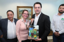 O governador Carlos Massa Ratinho Junior afirmou nesta terça-feira (25), no Palácio Iguaçu, durante o lançamento oficial do Conselho Gestor da Erva-Mate (Cogemate), que o Estado vai incentivar o desenvolvimento do cultivo da erva-mate e que o produto pode ser o propulsor de diversas iniciativas da gestão, como incentivo ao turismo, geração de emprego e industrialização da cadeia de alimentos.Foto: Rodrigo Felix Leal/ANPr