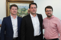 O governador Carlos Massa Ratinho Junior afirmou nesta terça-feira (25), no Palácio Iguaçu, durante o lançamento oficial do Conselho Gestor da Erva-Mate (Cogemate), que o Estado vai incentivar o desenvolvimento do cultivo da erva-mate e que o produto pode ser o propulsor de diversas iniciativas da gestão, como incentivo ao turismo, geração de emprego e industrialização da cadeia de alimentos.Foto: Rodrigo Felix Leal/ANPr