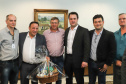 O governador Carlos Massa Ratinho Junior afirmou nesta terça-feira (25), no Palácio Iguaçu, durante o lançamento oficial do Conselho Gestor da Erva-Mate (Cogemate), que o Estado vai incentivar o desenvolvimento do cultivo da erva-mate e que o produto pode ser o propulsor de diversas iniciativas da gestão, como incentivo ao turismo, geração de emprego e industrialização da cadeia de alimentos.Foto: Rodrigo Felix Leal/ANPr