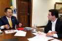 O Governo do Paraná comemora 50 anos de amizade e intercâmbio com a Província de Hyogo, no Japão, no ano que vem. Para dar início às celebrações e estreitar ainda mais os laços com os japoneses, o governador Carlos Massa Ratinho Junior recebeu nesta quarta-feira (26), no Palácio Iguaçu, uma comissão de representantes do país ? Curitiba é a única cidade do mundo fora do Japão a ter um escritório do Governo de Hyogo.  -  Curitiba, 26/06/2019  -  Foto Gilson Abreu/ANPr