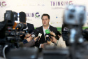O governador Carlos Massa Ratinho Junior lançou nesta quinta-feira (27), em Foz do Iguaçu, durante o fórum internacional de inovação ThinkinG, o Paraná Inteligência Artificial (PIÁ). É o primeiro programa de inteligência artificial do Brasil focado na prestação de serviços à população. . Foto: Jaelson Lucas/ANPr