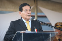 O governador Carlos Massa Ratinho Junior e o presidente em exercício Hamilton Mourão receberam nesta sexta-feira (28) a medalha Heróis da Cavalaria, da Polícia Montada Coronel Dulcídio. A condecoração foi entregue na cerimônia, em Curitiba, que comemora os 140 anos do regimento, que é a unidade mais antiga da Polícia Militar do Paraná. - Curitiba, 28/06/2019 - Foto: José Fernando Ogura/ANPr