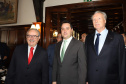 O governador Carlos Massa Ratinho Junior recebe de Nelson Hubner, presidente da AECIC, o título de Personalidade AECIC 2019. N/F: Celso Luiz Gusso, novo presidente da AECIC, governador Ratinho Junior e Nelson Hubner, presidente que deixa a entidade.Curitiba, 01-07-19.Foto: Arnaldo Alves / ANPr.