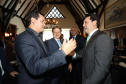 O governador Carlos Massa Ratinho Junior recebe de Nelson Hubner, presidente da AECIC, o título de Personalidade AECIC 2019.Curitiba, 01-07-19.Foto: Arnaldo Alves / ANPr.