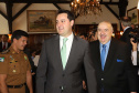 O governador Carlos Massa Ratinho Junior recebe de Nelson Hubner, presidente da AECIC, o título de Personalidade AECIC 2019.Curitiba, 01-07-19.Foto: Arnaldo Alves / ANPr.