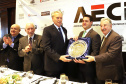 O governador Carlos Massa Ratinho Junior recebe de Nelson Hubner, presidente da AECIC, o título de Personalidade AECIC 2019.N/F: Nelson Hubner, presidente AECIC \; governador Ratinho Junior e  João Casilo, vice-presidente da AECIC.Curitiba, 01-07-19.Foto: Arnaldo Alves / ANPr.