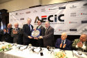 O governador Carlos Massa Ratinho Junior recebe de Nelson Hubner, presidente da AECIC, o título de Personalidade AECIC 2019.N/F: Nelson Hubner, presidente AECIC \; governador Ratinho Junior e  João Casilo, vice-presidente da AECIC.Curitiba, 01-07-19.Foto: Arnaldo Alves / ANPr.