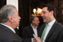O governador Carlos Massa Ratinho Junior recebe de Nelson Hubner, presidente da AECIC, o título de Personalidade AECIC 2019.Curitiba, 01-07-19.Foto: Rodrigo Félix Leal/ANPr