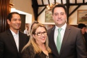O governador Carlos Massa Ratinho Junior recebe de Nelson Hubner, presidente da AECIC, o título de Personalidade AECIC 2019.Curitiba, 01-07-19.Foto: Rodrigo Félix Leal/ANPr